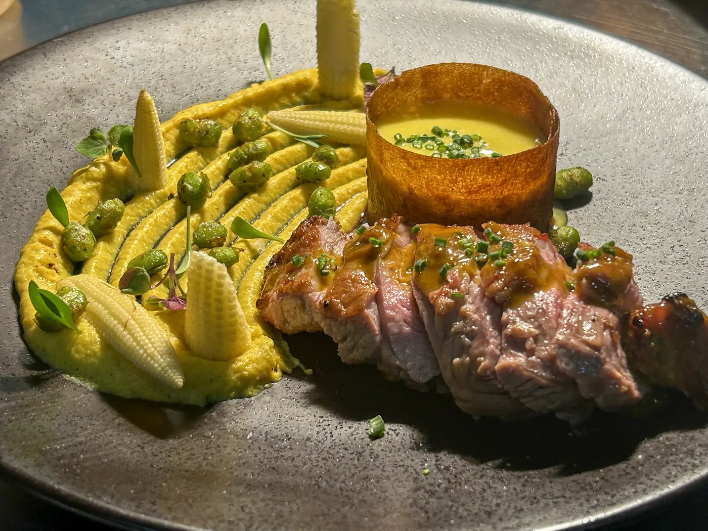 Carne con puré de maíz y mazorcas baby