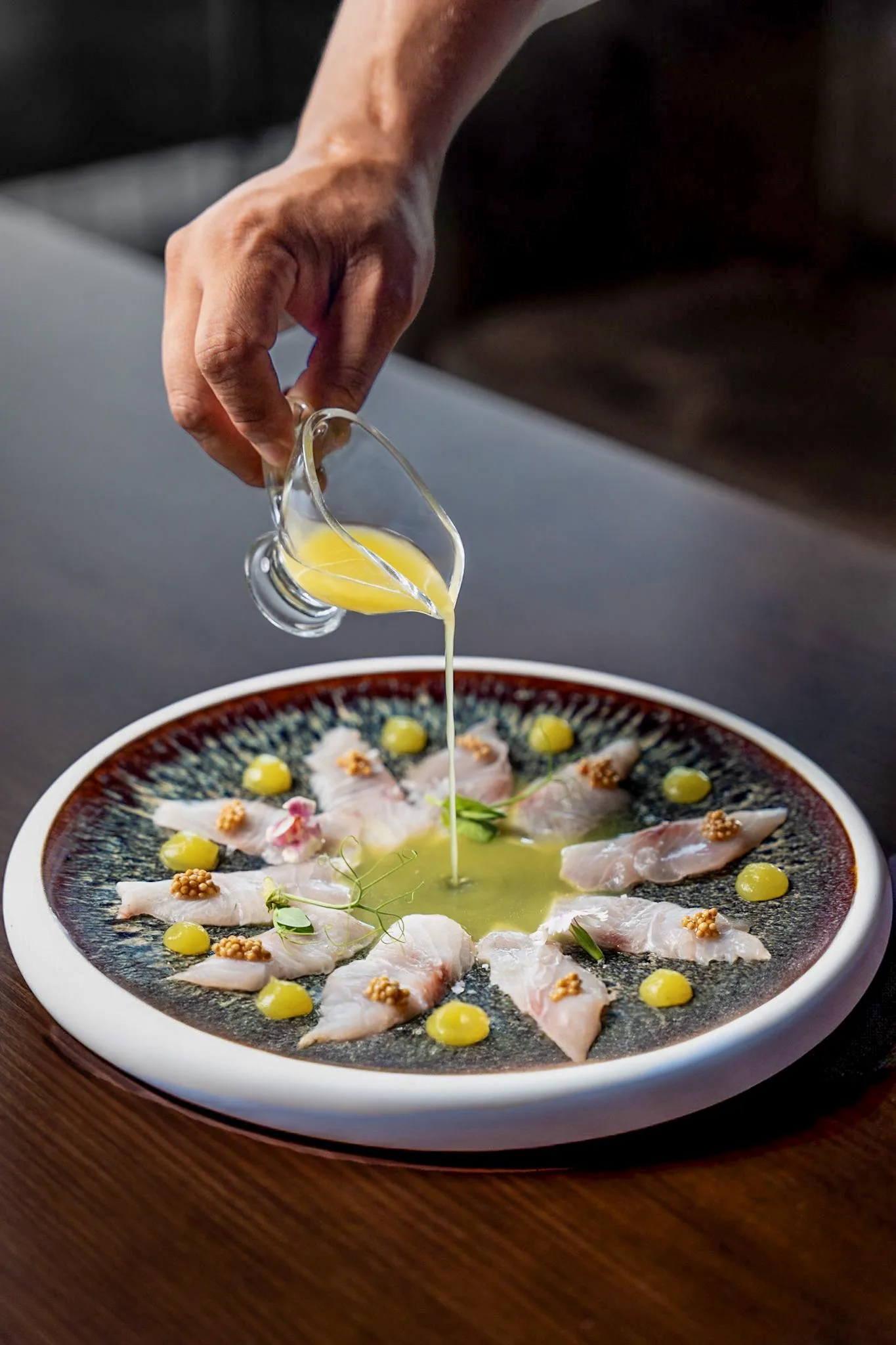 Crudo de pescado al que se vierte un aliño