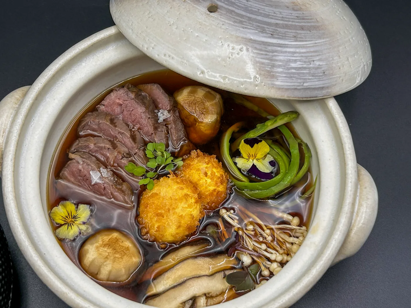 Guiso servido en olla de barro con tapa