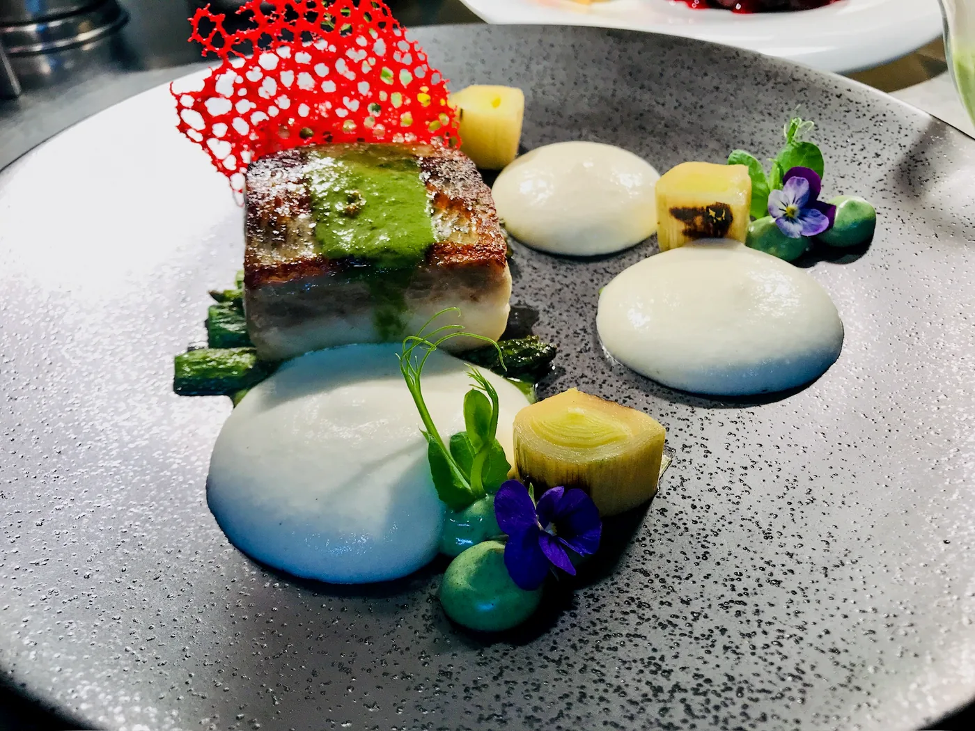 Pescado con teja roja y cremas blancas