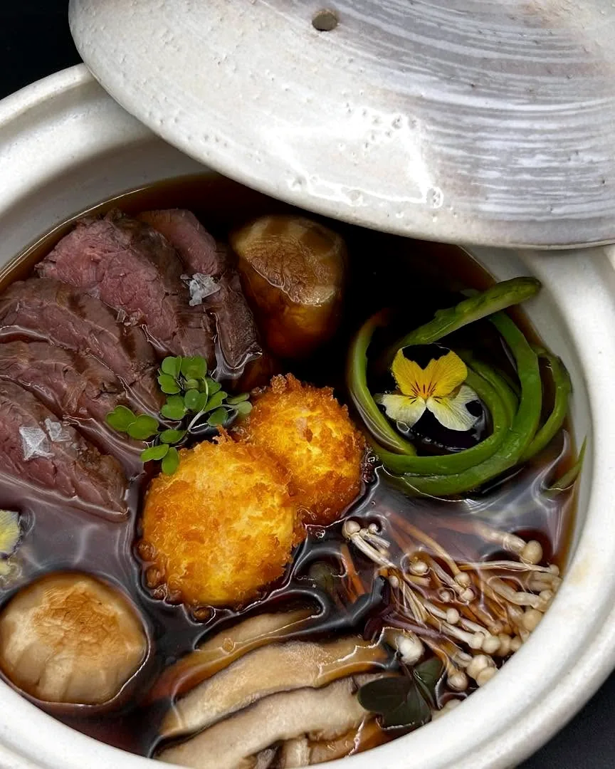 Ramen servido en una olla de barro con tapa